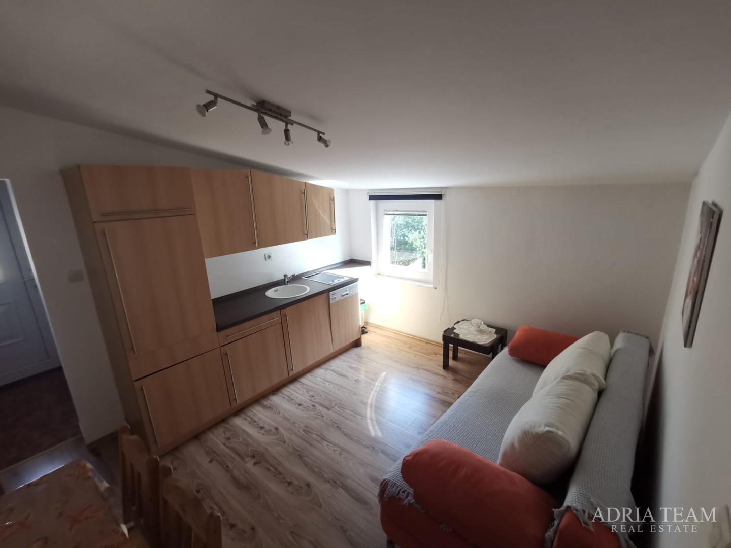 APARTMANSKA KUĆA S 3 APARTMANA - VIR