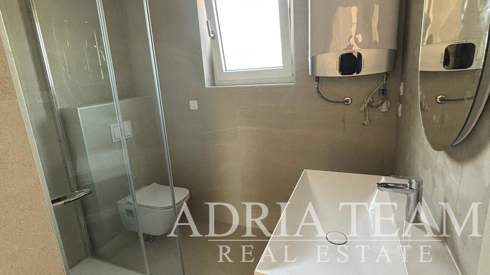 APARTMAN U BLIZINI PLAŽE, NOVOGRADNJA, 150 m OD MORA - PRIVLAKA