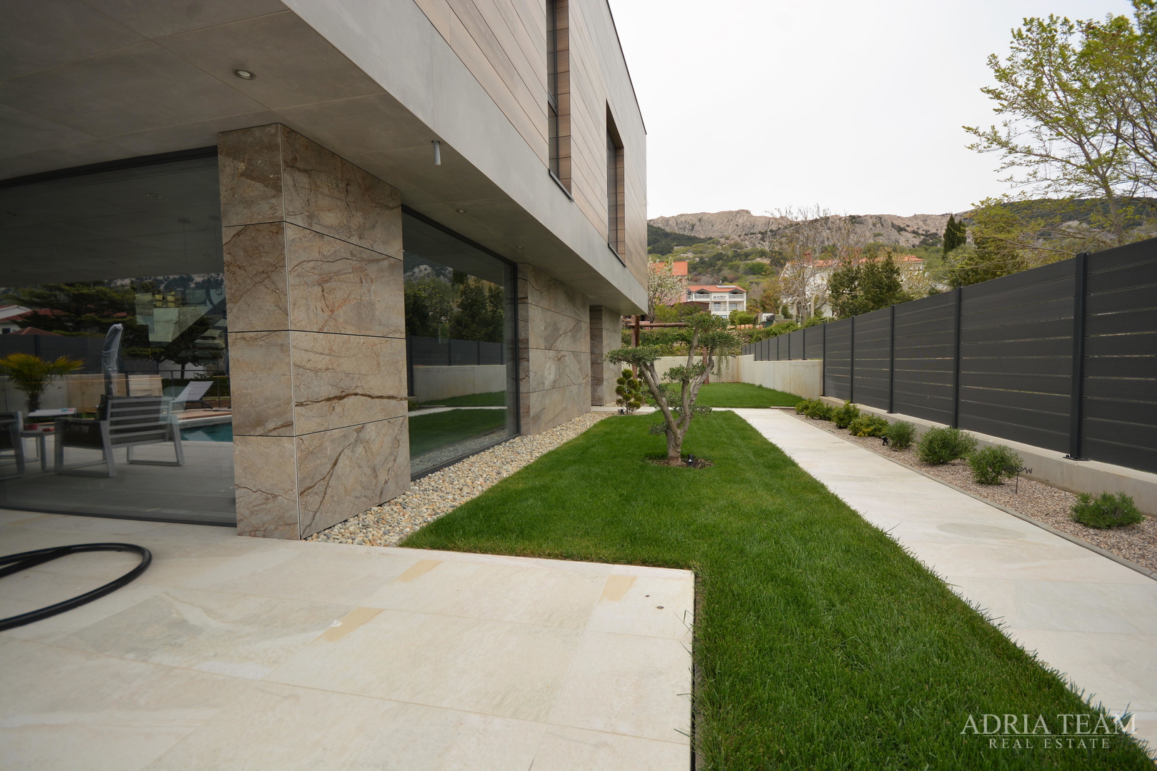 MODERNA VILA U INDUSTRIJSKOM STILU - BAŠKA, KRK