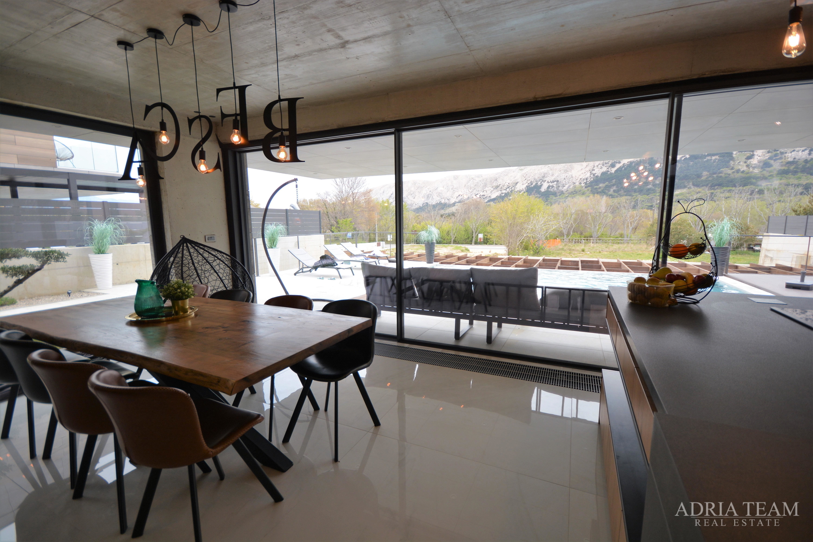 MODERNA VILA U INDUSTRIJSKOM STILU - BAŠKA, KRK