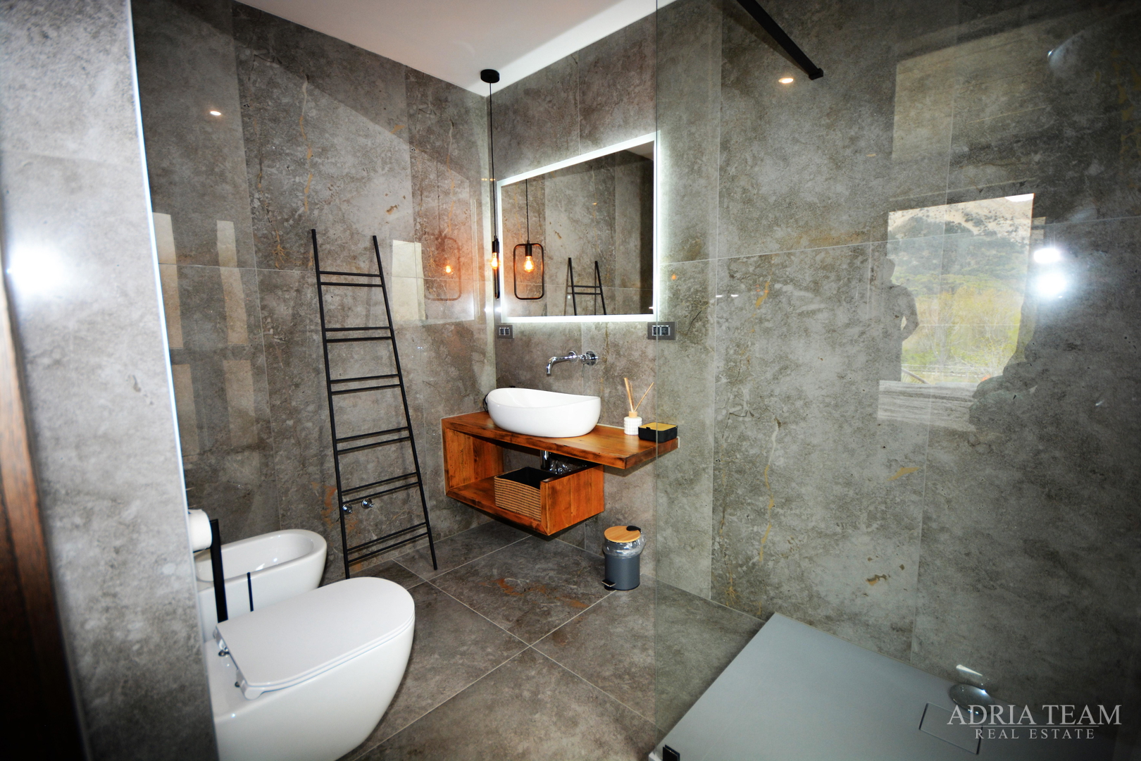 MODERNA VILA U INDUSTRIJSKOM STILU - BAŠKA, KRK