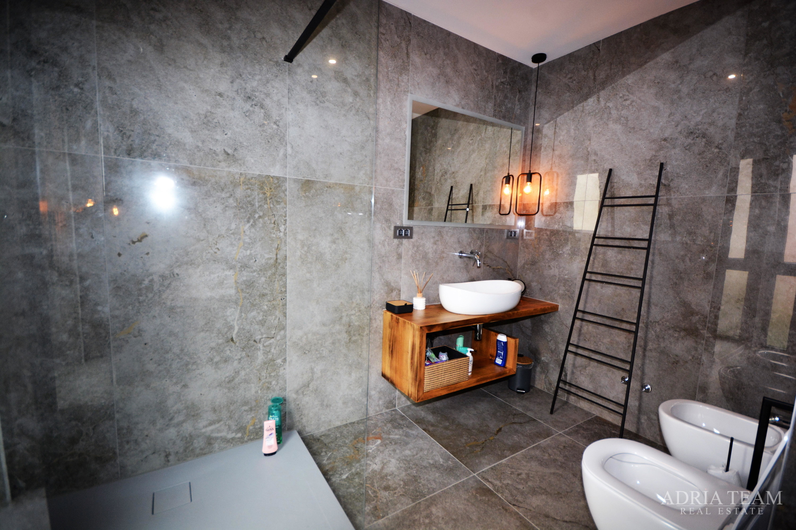 MODERNA VILA U INDUSTRIJSKOM STILU - BAŠKA, KRK