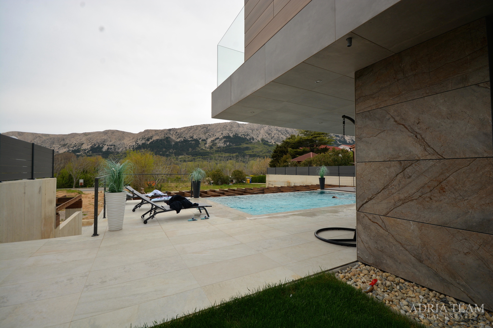 MODERNA VILA U INDUSTRIJSKOM STILU - BAŠKA, KRK