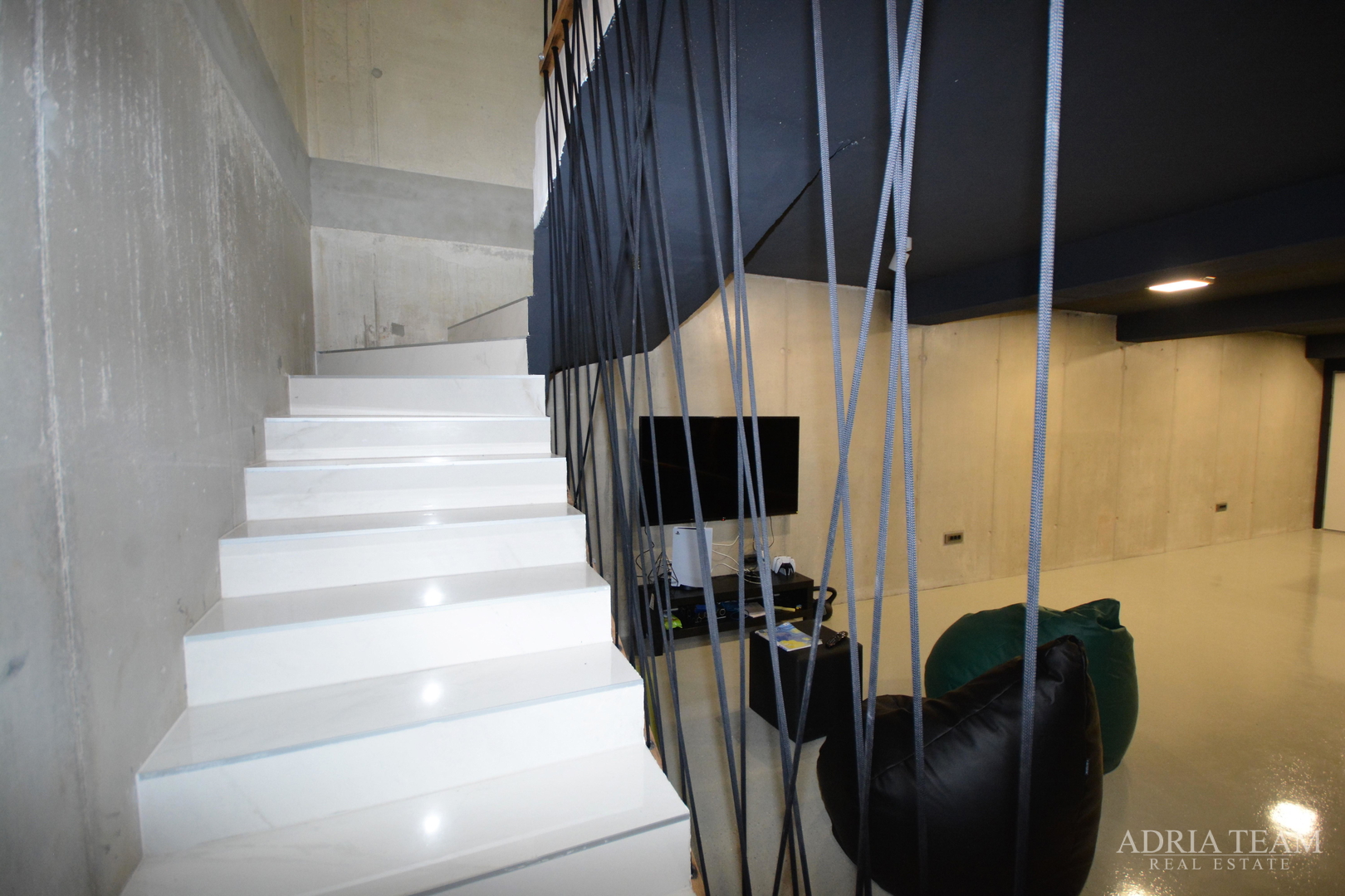 MODERNA VILA U INDUSTRIJSKOM STILU - BAŠKA, KRK