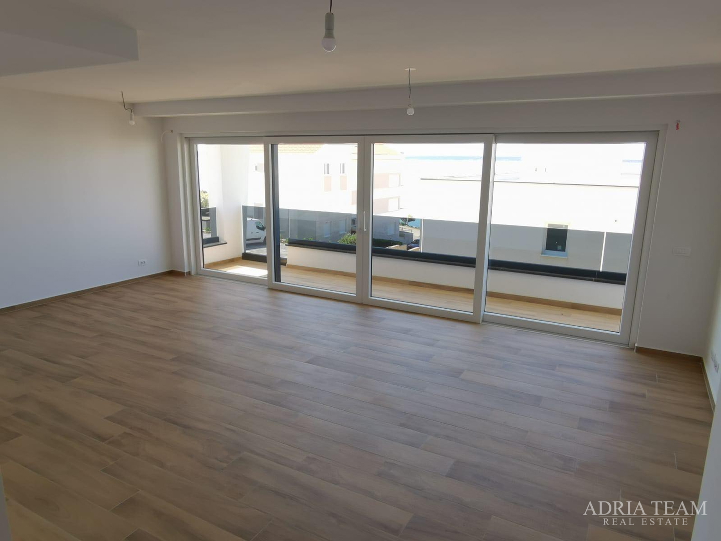 LUKSUZNI APARTMAN S POGLEDOM 50 m OD MORA - MANDRE, PAG
