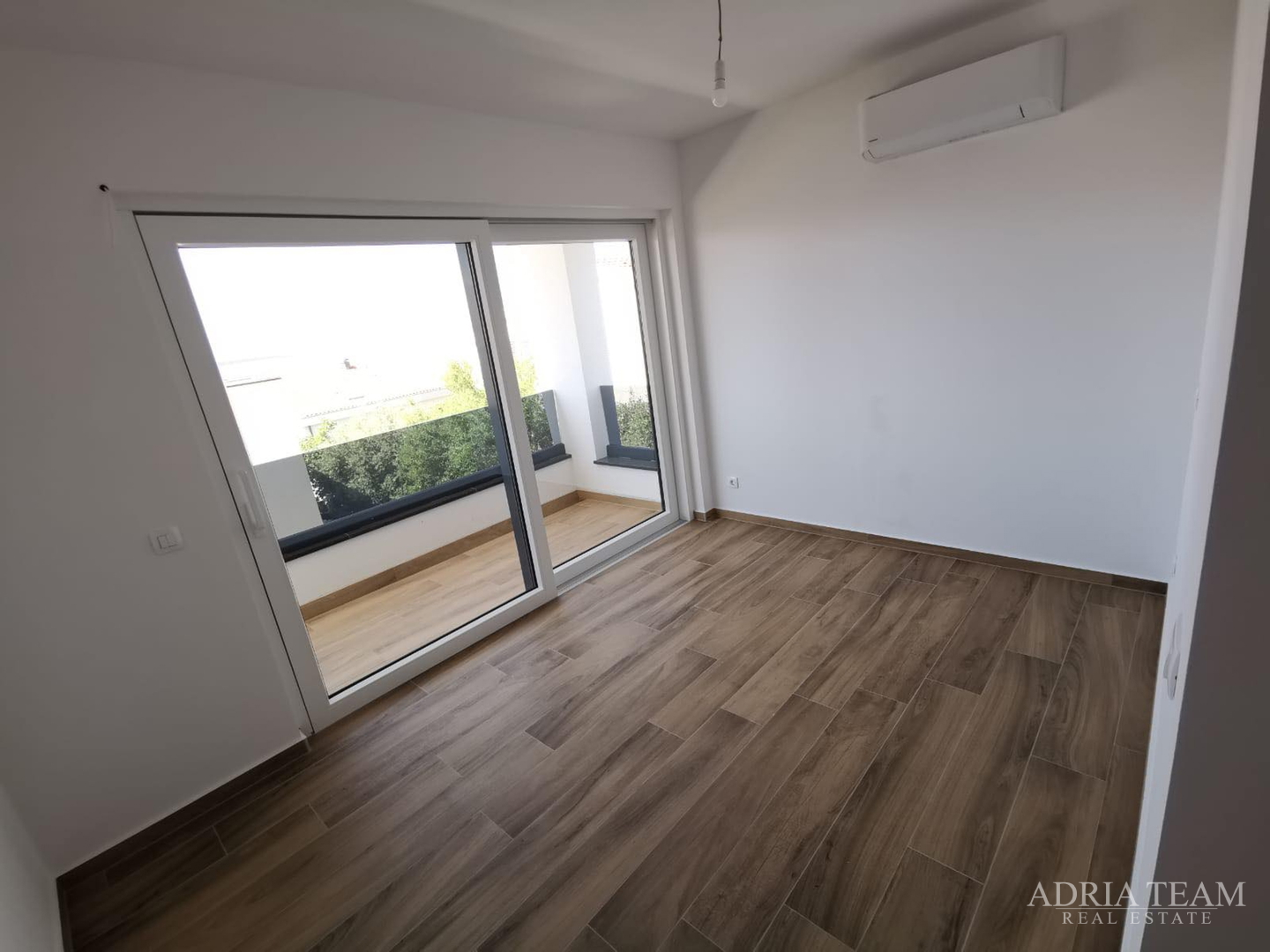 LUKSUZNI APARTMAN S POGLEDOM 50 m OD MORA - MANDRE, PAG