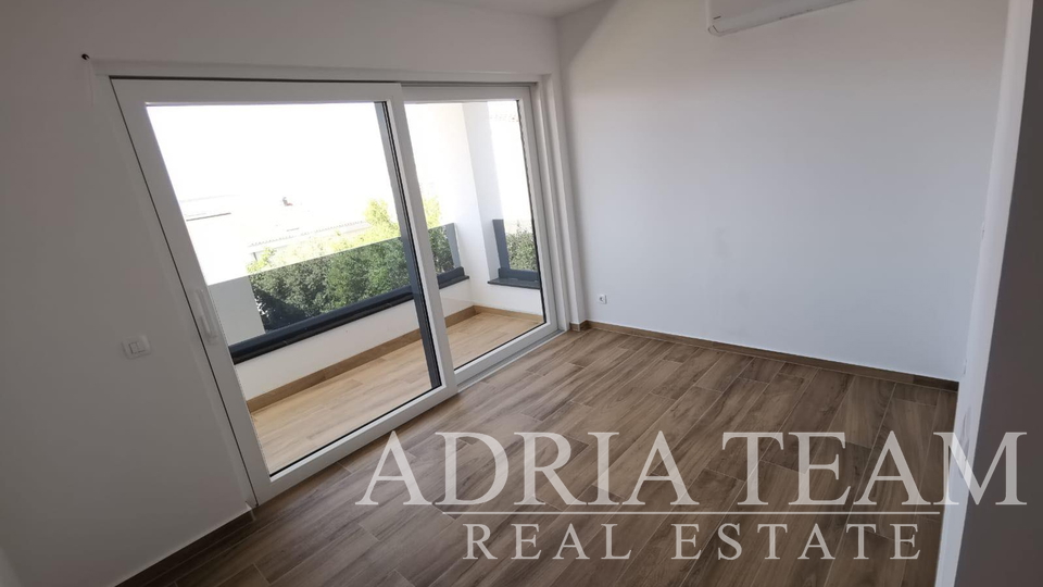 LUKSUZNI APARTMAN S POGLEDOM 50 m OD MORA - MANDRE, PAG