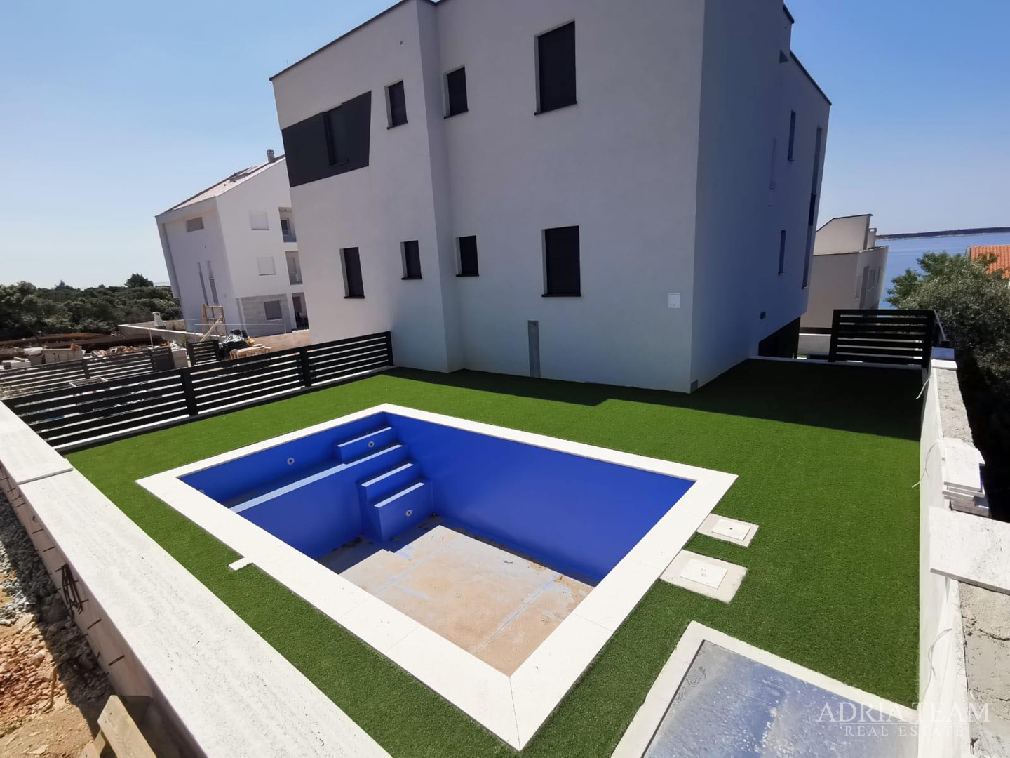LUKSUZNI APARTMAN S POGLEDOM 50 m OD MORA - MANDRE, PAG