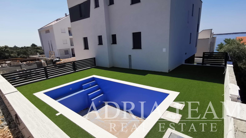 LUKSUZNI APARTMAN S POGLEDOM 50 m OD MORA - MANDRE, PAG
