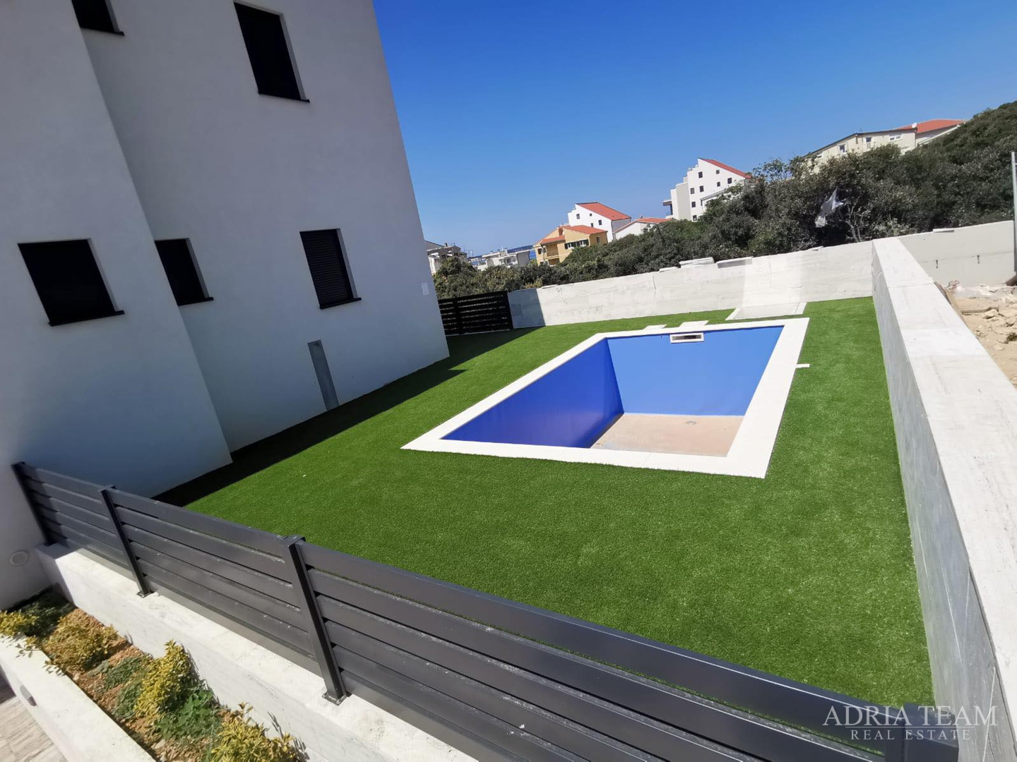 LUKSUZNI APARTMAN S POGLEDOM 50 m OD MORA - MANDRE, PAG
