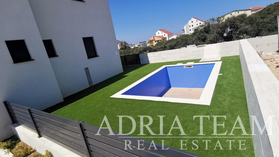 LUKSUZNI APARTMAN S POGLEDOM 50 m OD MORA - MANDRE, PAG