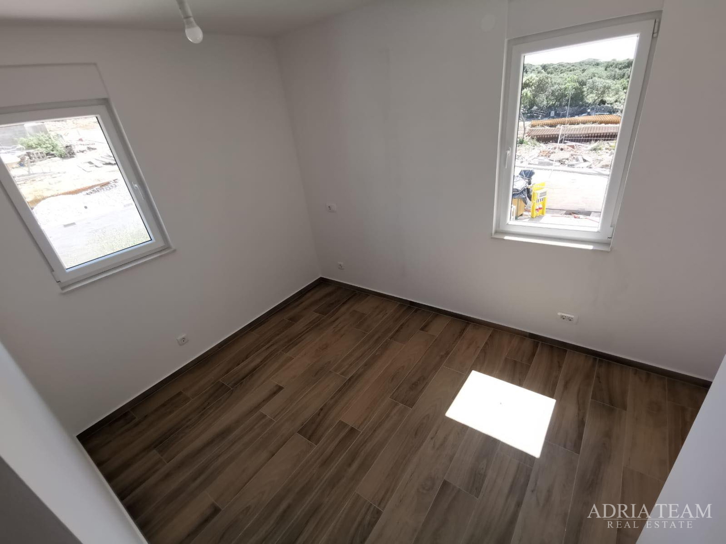 LUKSUZNI APARTMAN S POGLEDOM 50 m OD MORA - MANDRE, PAG