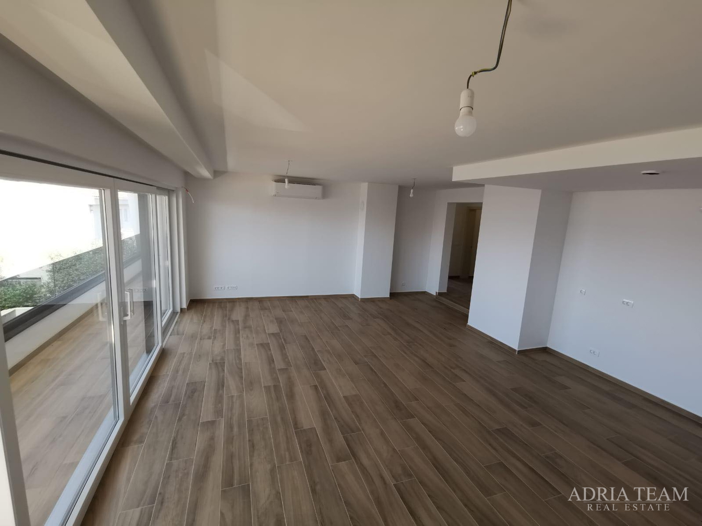 LUKSUZNI APARTMAN S POGLEDOM 50 m OD MORA - MANDRE, PAG