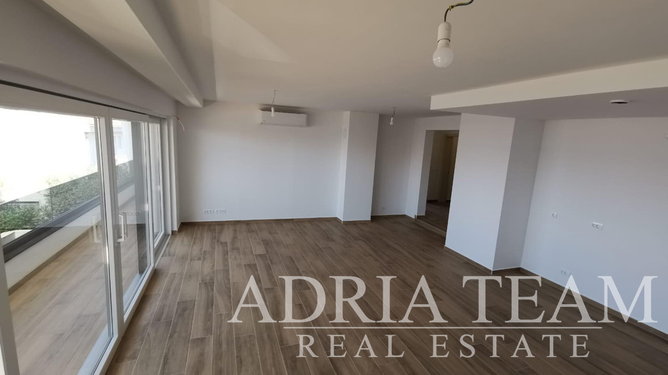 LUKSUZNI APARTMAN S POGLEDOM 50 m OD MORA - MANDRE, PAG