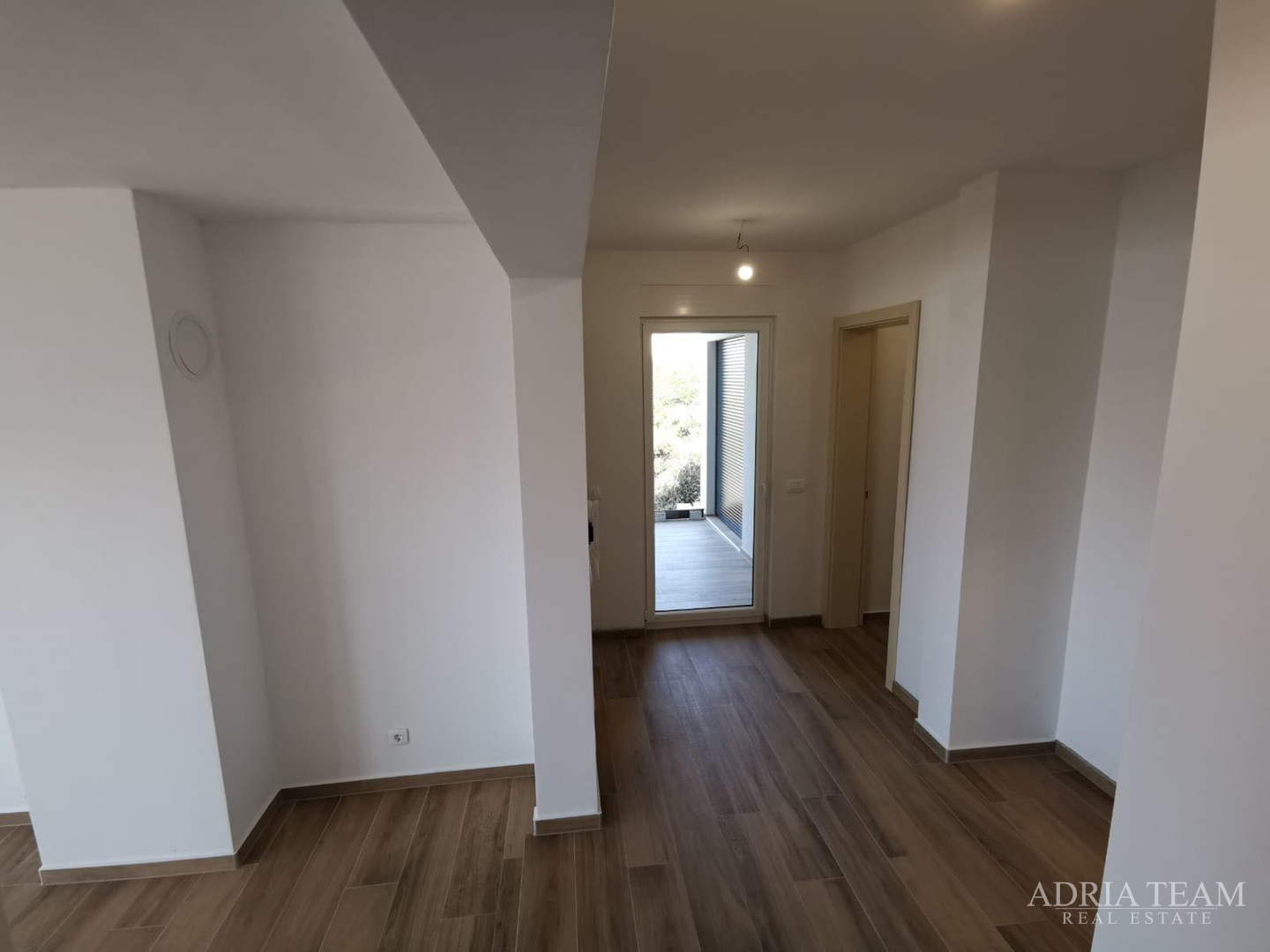 LUKSUZNI APARTMAN S POGLEDOM 50 m OD MORA - MANDRE, PAG