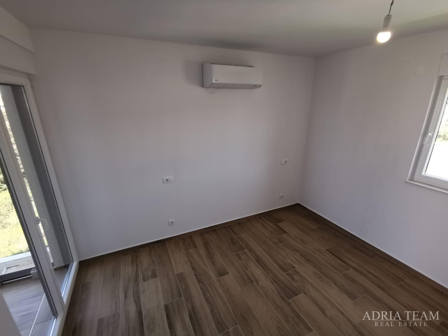 LUKSUZNI APARTMAN S POGLEDOM 50 m OD MORA - MANDRE, PAG