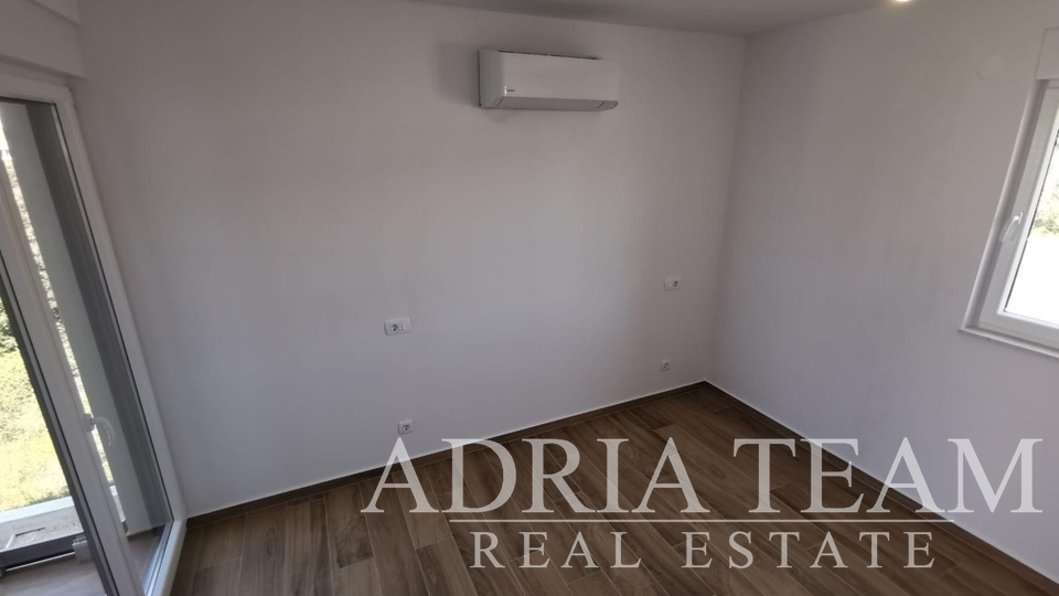 LUKSUZNI APARTMAN S POGLEDOM 50 m OD MORA - MANDRE, PAG