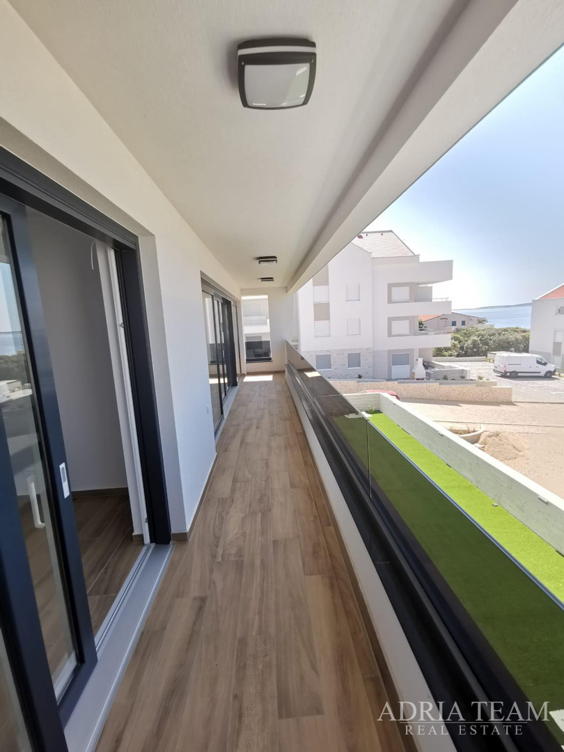 LUKSUZNI APARTMAN S POGLEDOM 50 m OD MORA - MANDRE, PAG