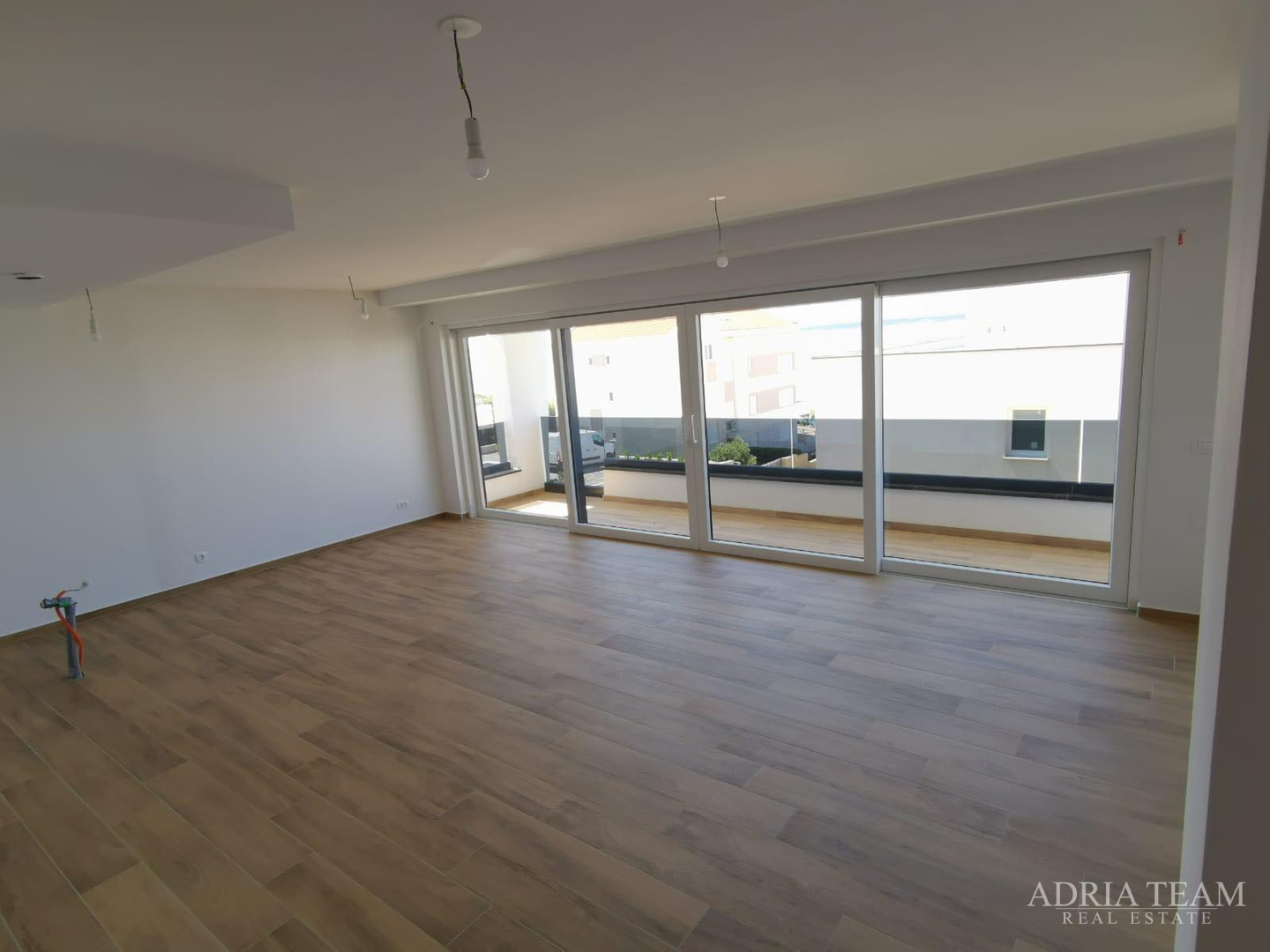 LUKSUZNI APARTMAN S POGLEDOM 50 m OD MORA - MANDRE, PAG