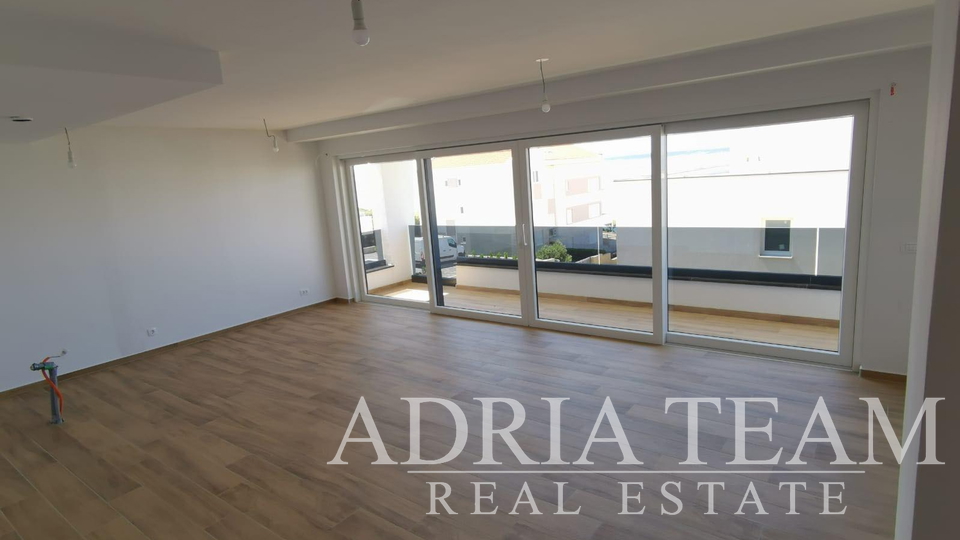 LUKSUZNI APARTMAN S POGLEDOM 50 m OD MORA - MANDRE, PAG