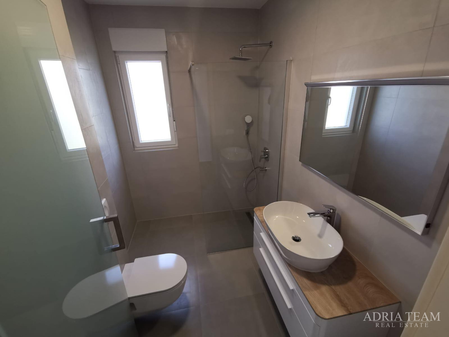 LUKSUZNI APARTMAN S POGLEDOM 50 m OD MORA - MANDRE, PAG