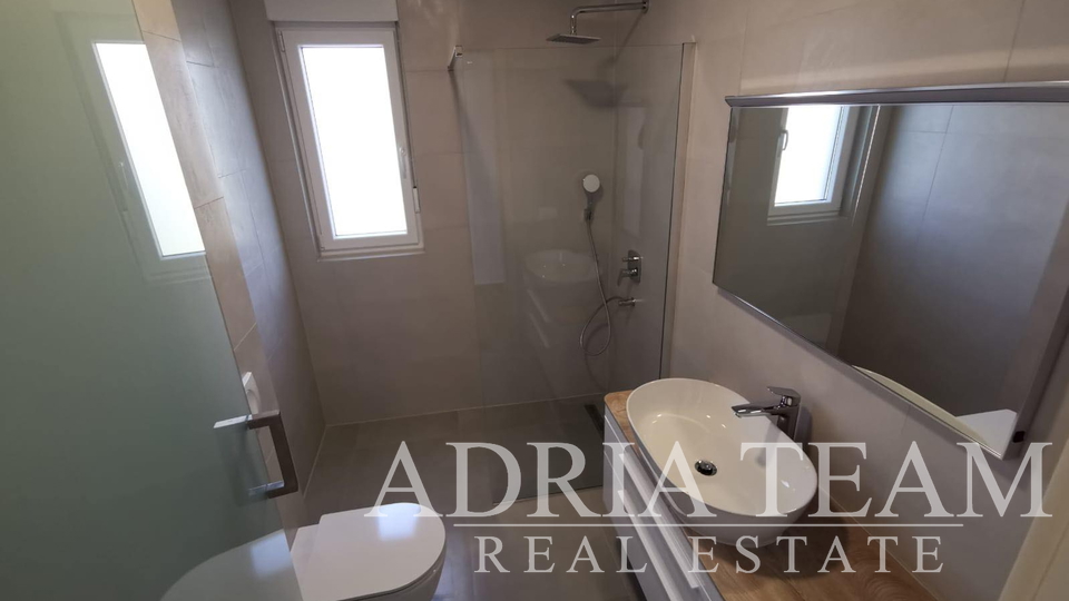 LUKSUZNI APARTMAN S POGLEDOM 50 m OD MORA - MANDRE, PAG
