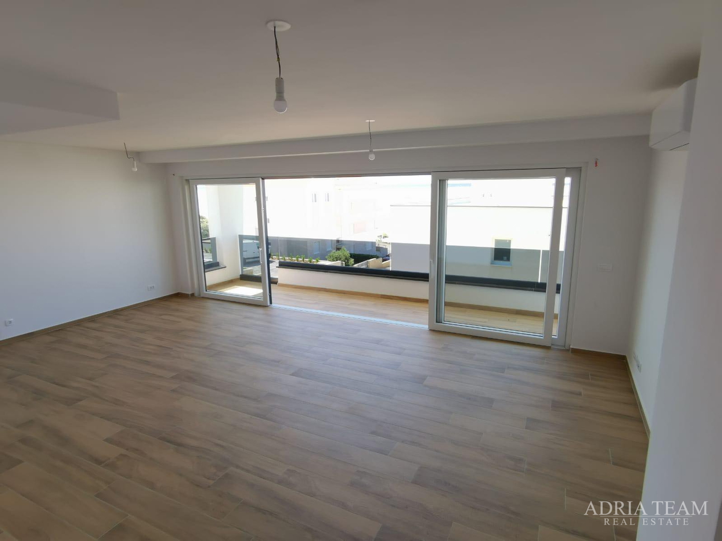 LUKSUZNI APARTMAN S POGLEDOM 50 m OD MORA - MANDRE, PAG