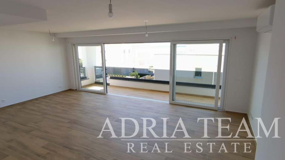 LUKSUZNI APARTMAN S POGLEDOM 50 m OD MORA - MANDRE, PAG