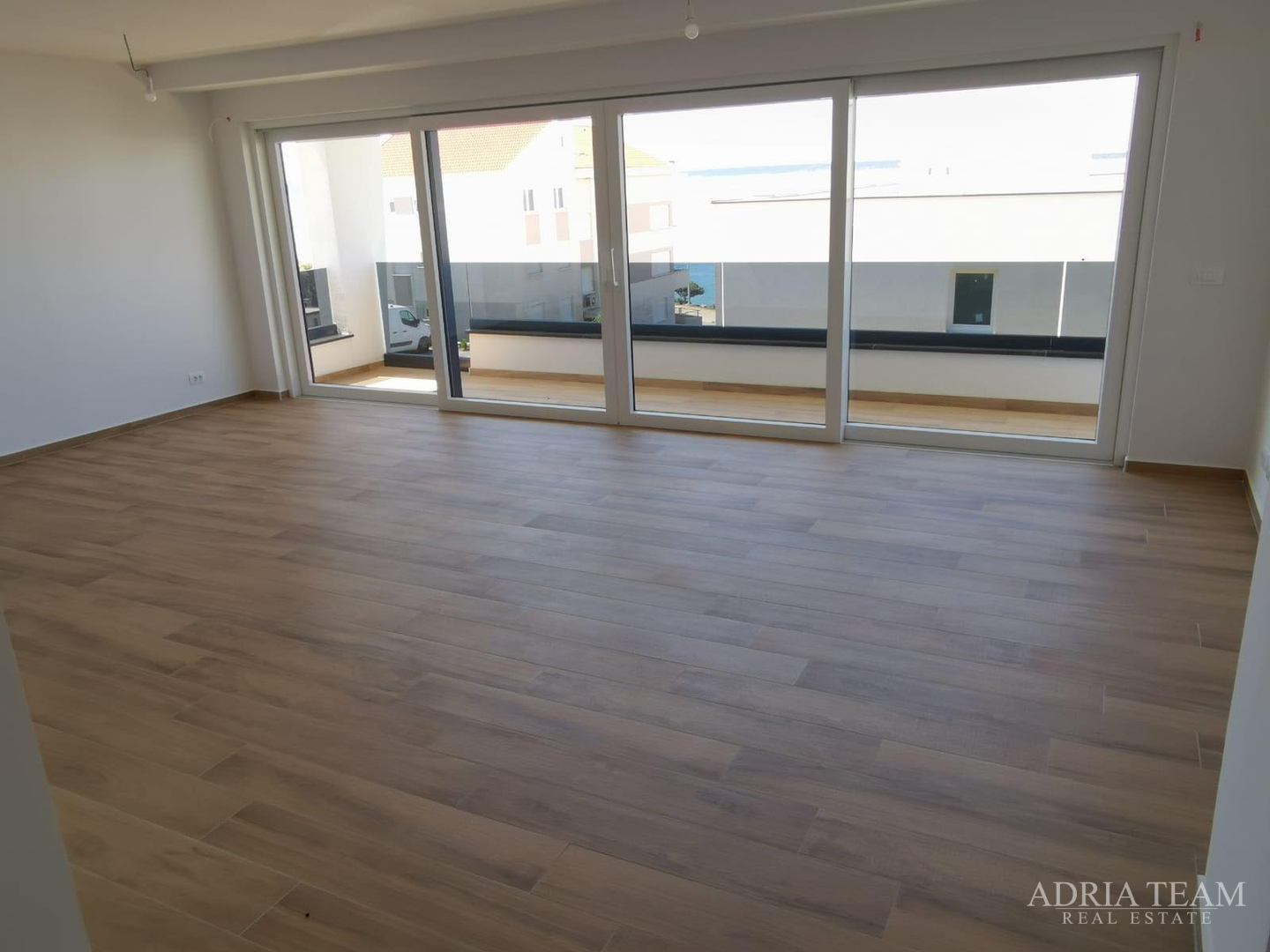LUKSUZNI APARTMAN S POGLEDOM 50 m OD MORA - MANDRE, PAG