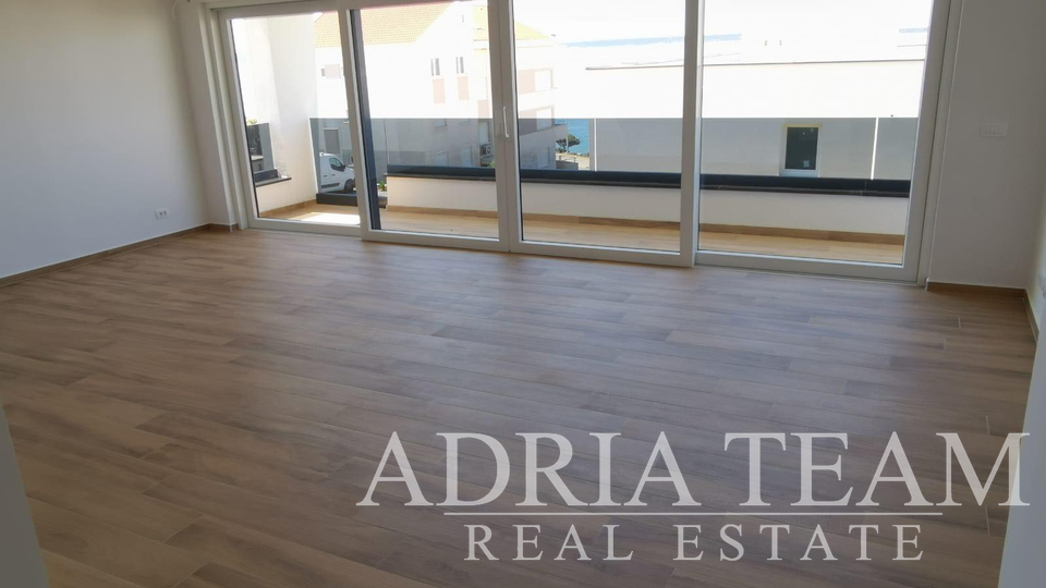 LUKSUZNI APARTMAN S POGLEDOM 50 m OD MORA - MANDRE, PAG