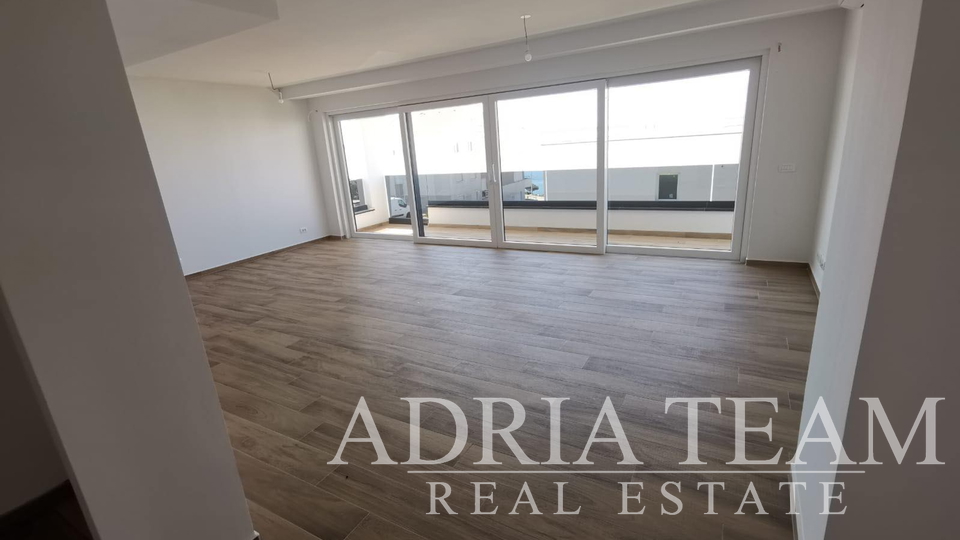 LUKSUZNI APARTMAN S POGLEDOM 50 m OD MORA - MANDRE, PAG