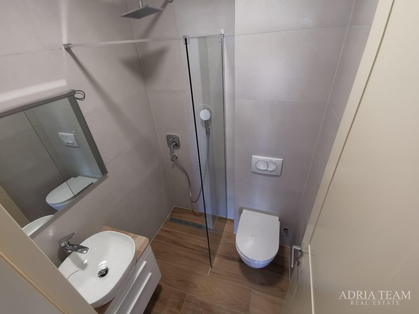 LUKSUZNI APARTMAN S POGLEDOM 50 m OD MORA - MANDRE, PAG