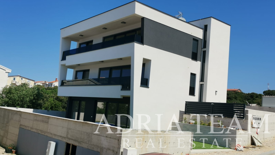LUKSUZNI APARTMAN S POGLEDOM 50 m OD MORA - MANDRE, PAG