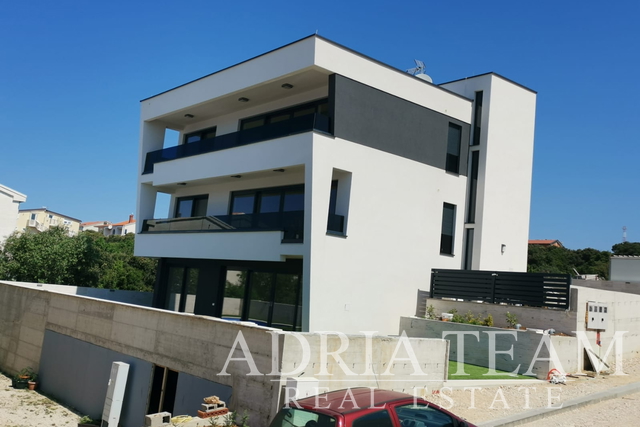 LUKSUZNI APARTMAN S POGLEDOM 50 m OD MORA - MANDRE, PAG