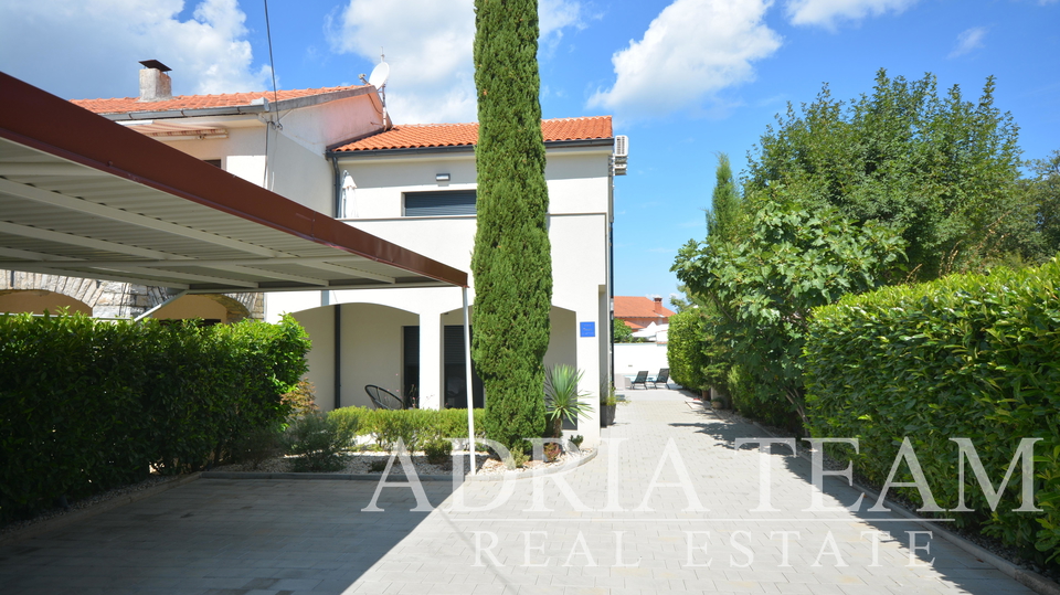 SEMI-DETACHED HOUSE WITH 2 APARTMENTS, CLOSE TO THE CENTER - MALINSKA, KRK
