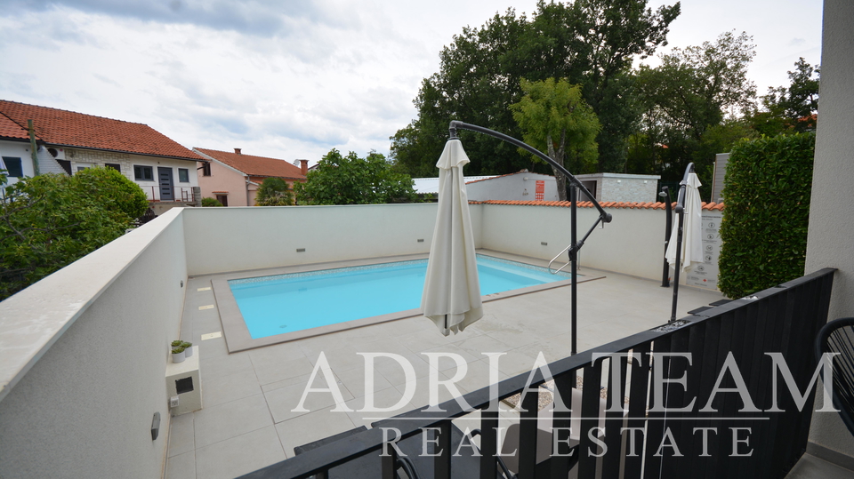 SEMI-DETACHED HOUSE WITH 2 APARTMENTS, CLOSE TO THE CENTER - MALINSKA, KRK