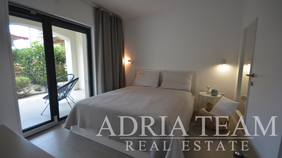 SEMI-DETACHED HOUSE WITH 2 APARTMENTS, CLOSE TO THE CENTER - MALINSKA, KRK