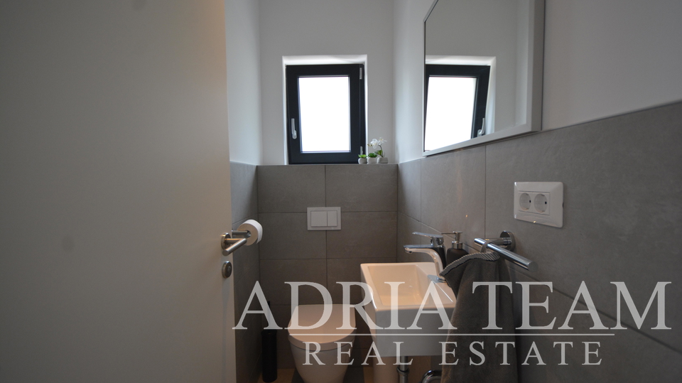 SEMI-DETACHED HOUSE WITH 2 APARTMENTS, CLOSE TO THE CENTER - MALINSKA, KRK