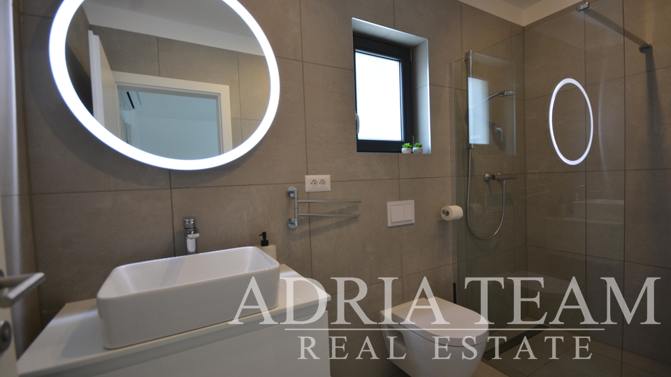SEMI-DETACHED HOUSE WITH 2 APARTMENTS, CLOSE TO THE CENTER - MALINSKA, KRK