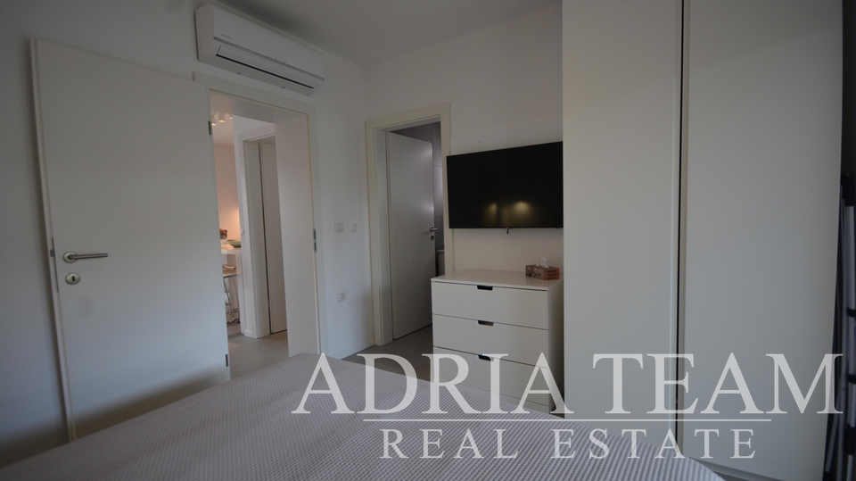 SEMI-DETACHED HOUSE WITH 2 APARTMENTS, CLOSE TO THE CENTER - MALINSKA, KRK