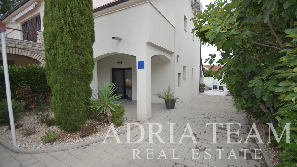 SEMI-DETACHED HOUSE WITH 2 APARTMENTS, CLOSE TO THE CENTER - MALINSKA, KRK