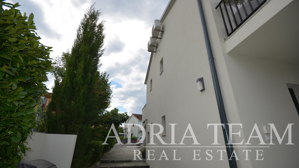 SEMI-DETACHED HOUSE WITH 2 APARTMENTS, CLOSE TO THE CENTER - MALINSKA, KRK
