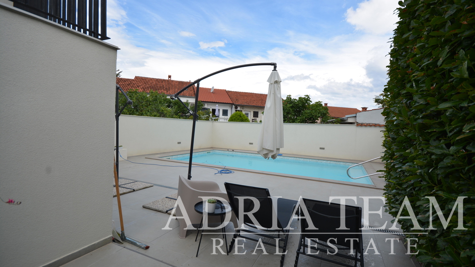 SEMI-DETACHED HOUSE WITH 2 APARTMENTS, CLOSE TO THE CENTER - MALINSKA, KRK
