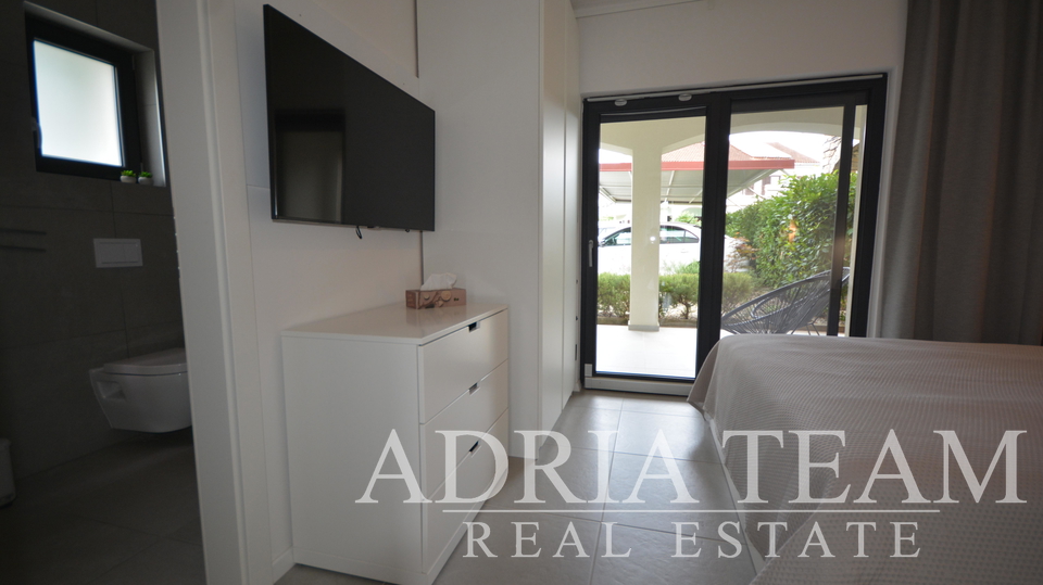 SEMI-DETACHED HOUSE WITH 2 APARTMENTS, CLOSE TO THE CENTER - MALINSKA, KRK