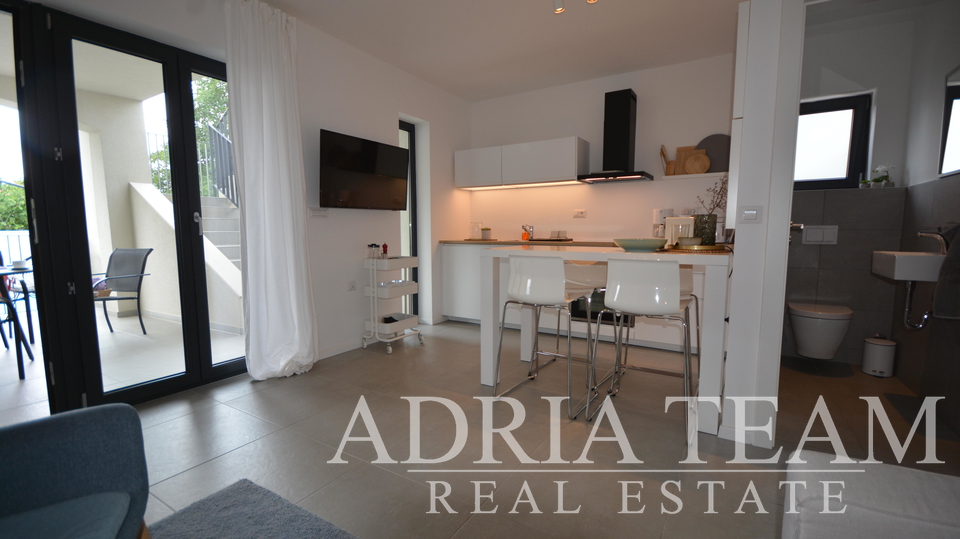 SEMI-DETACHED HOUSE WITH 2 APARTMENTS, CLOSE TO THE CENTER - MALINSKA, KRK