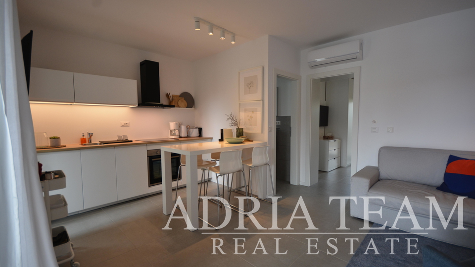 SEMI-DETACHED HOUSE WITH 2 APARTMENTS, CLOSE TO THE CENTER - MALINSKA, KRK