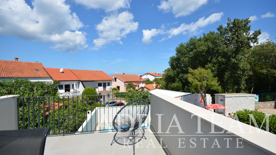 SEMI-DETACHED HOUSE WITH 2 APARTMENTS, CLOSE TO THE CENTER - MALINSKA, KRK