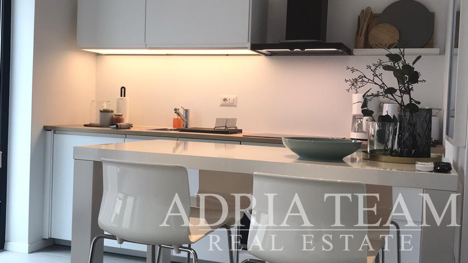 SEMI-DETACHED HOUSE WITH 2 APARTMENTS, CLOSE TO THE CENTER - MALINSKA, KRK