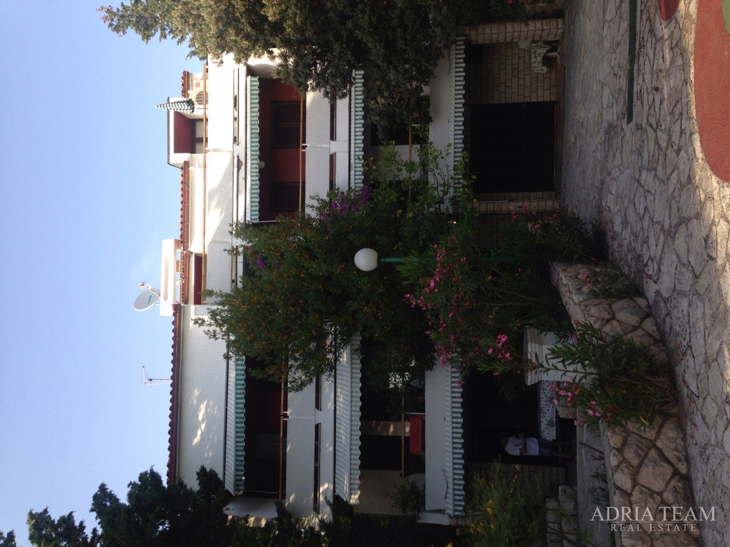 APARTMANSKA KUĆA 100 m OD MORA, ODLIČNA LOKACIJA - NOVALJA, PAG