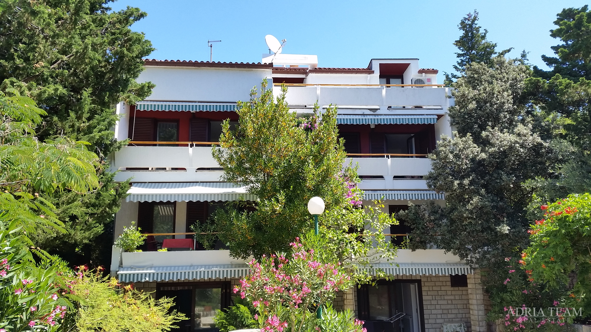 APARTMANSKA KUĆA 100 m OD MORA, ODLIČNA LOKACIJA - NOVALJA, PAG